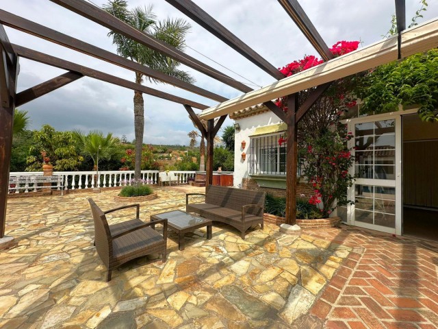 Villa avec 6 Chambres  à Estepona