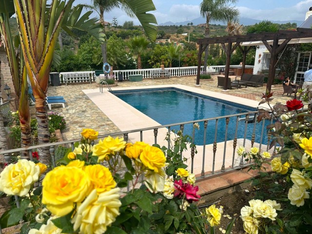 Villa avec 6 Chambres  à Estepona