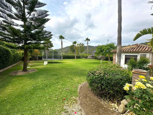Villa avec 6 Chambres  à Estepona