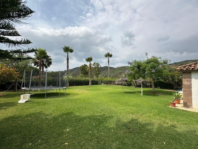 Villa avec 6 Chambres  à Estepona
