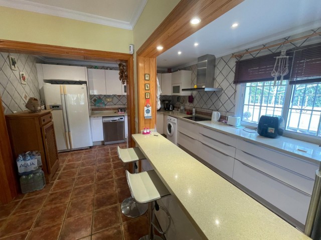 Villa avec 6 Chambres  à Estepona