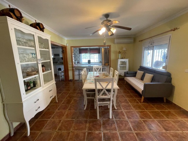 Villa avec 6 Chambres  à Estepona