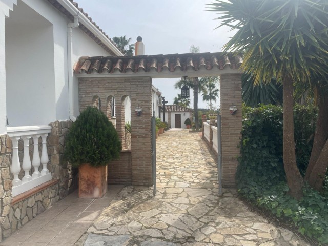 Villa avec 6 Chambres  à Estepona