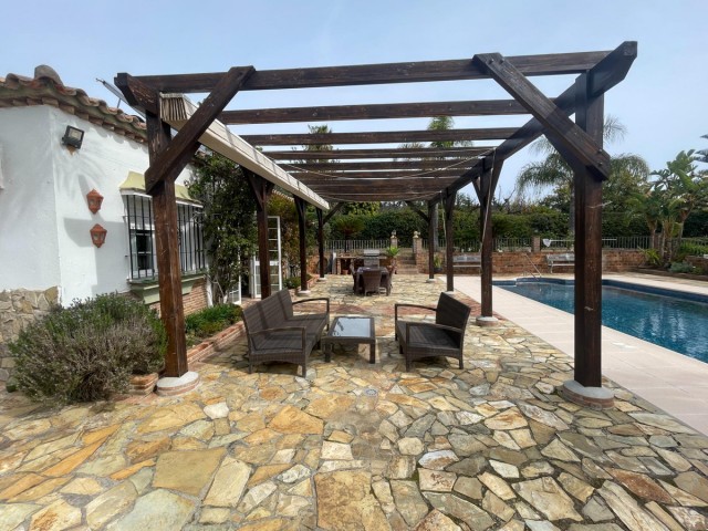 Villa avec 6 Chambres  à Estepona