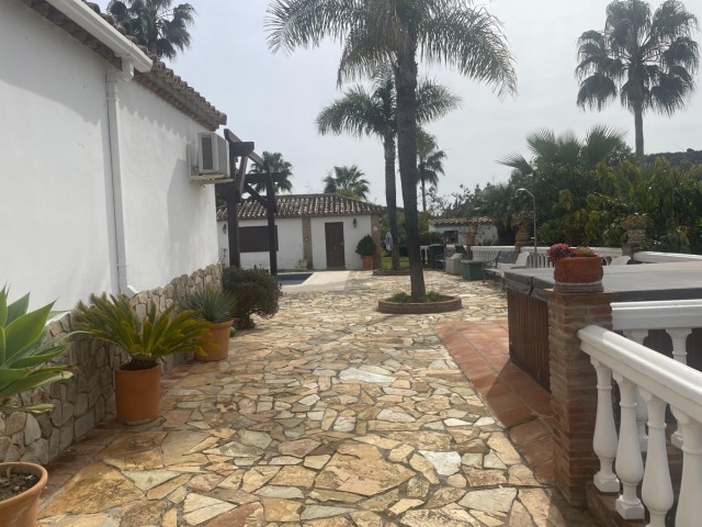 Villa avec 6 Chambres  à Estepona