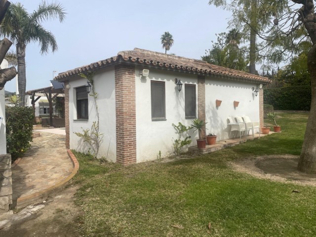 Villa avec 6 Chambres  à Estepona