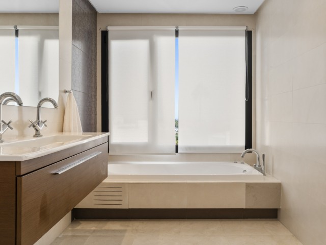 4 Bedrooms Villa in Benahavís