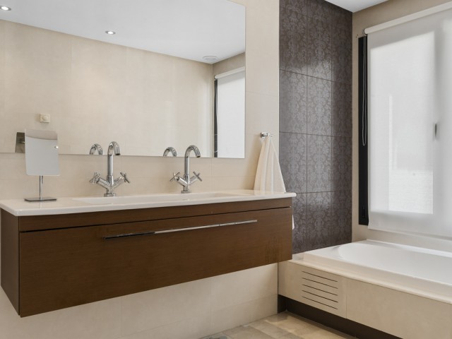 4 Bedrooms Villa in Benahavís