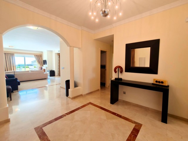Apartamento con 3 Dormitorios  en San Roque Club