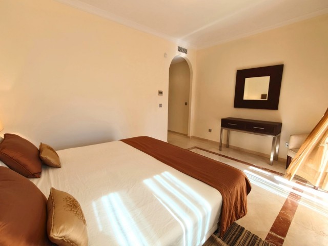 Apartamento con 3 Dormitorios  en San Roque Club