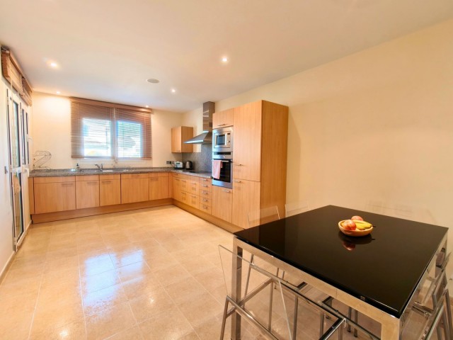 Apartamento con 3 Dormitorios  en San Roque Club