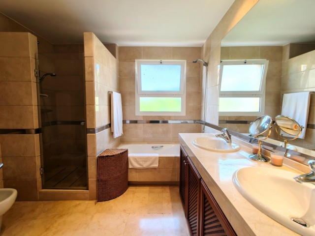 Apartamento con 3 Dormitorios  en San Roque Club