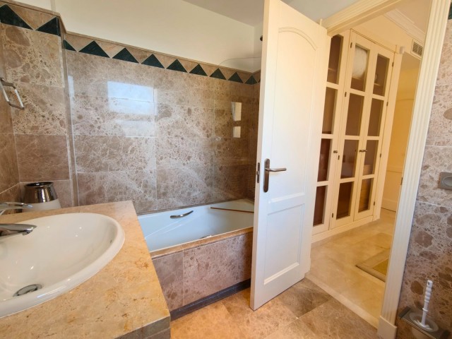 Apartamento con 3 Dormitorios  en San Roque Club