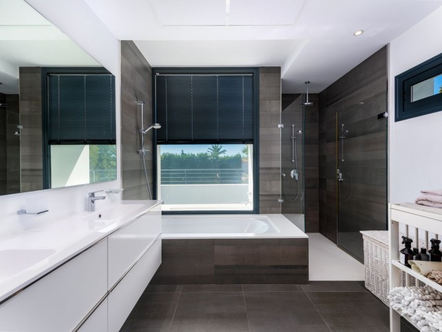 4 Bedrooms Villa in New Golden Mile