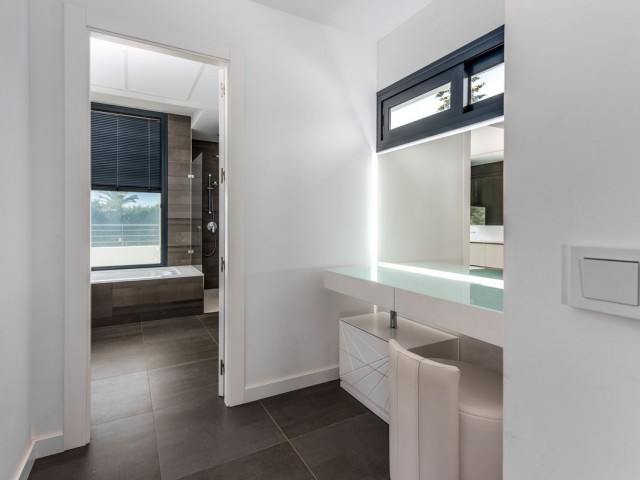 4 Bedrooms Villa in New Golden Mile