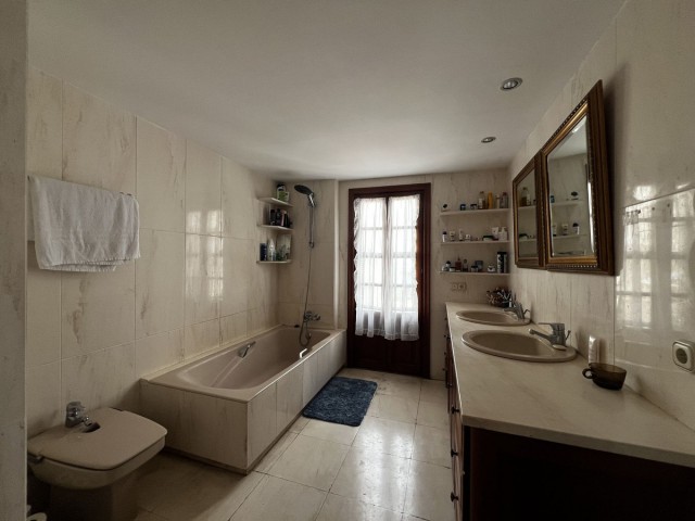 5 Bedrooms Villa in Estepona