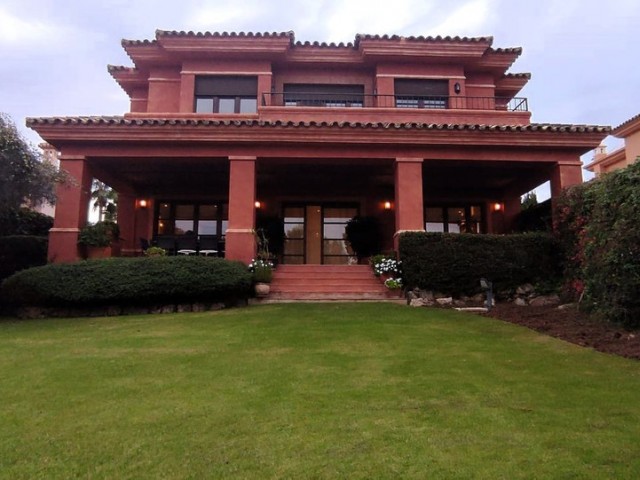 5 Bedrooms Villa in Marbella