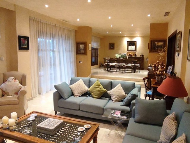 5 Bedrooms Villa in Marbella