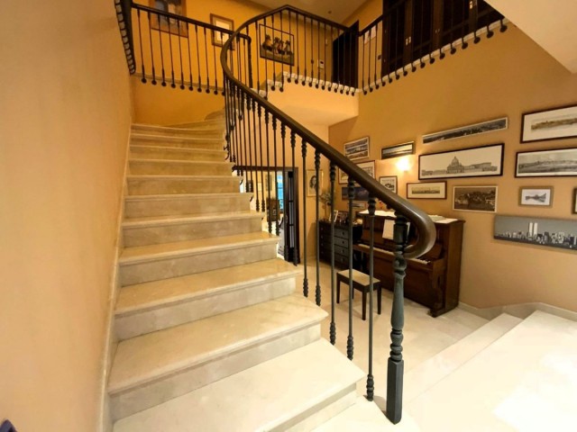 5 Bedrooms Villa in Marbella