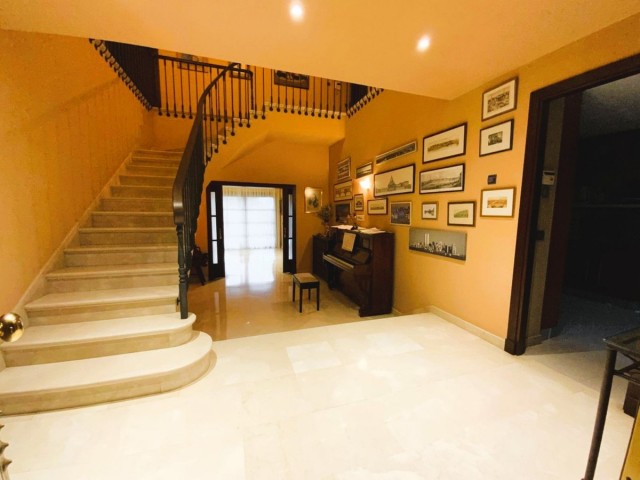 5 Bedrooms Villa in Marbella