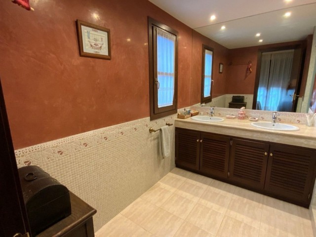 5 Bedrooms Villa in Marbella