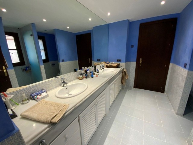 5 Bedrooms Villa in Marbella