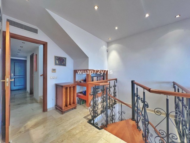 5 Bedrooms Townhouse in Costabella