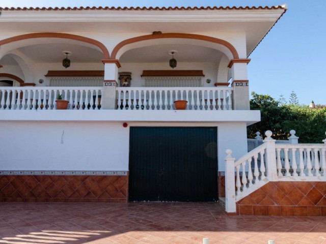 Adosado con 5 Dormitorios  en Alhaurín de la Torre