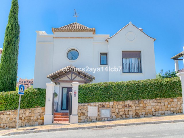 3 Bedrooms Villa in Estepona