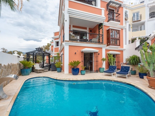4 Bedrooms Townhouse in Nueva Andalucía