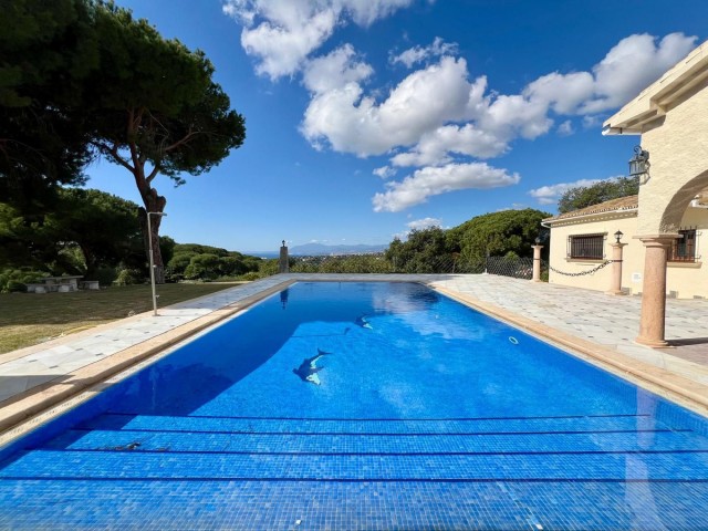 4 Bedrooms Villa in Elviria