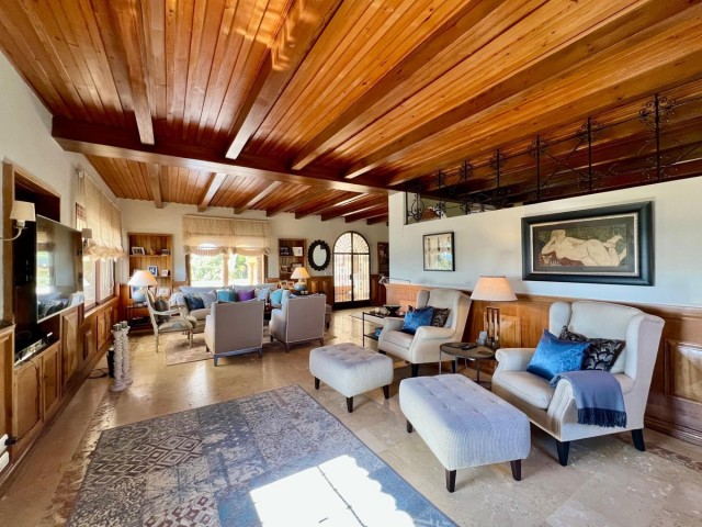 4 Bedrooms Villa in Elviria