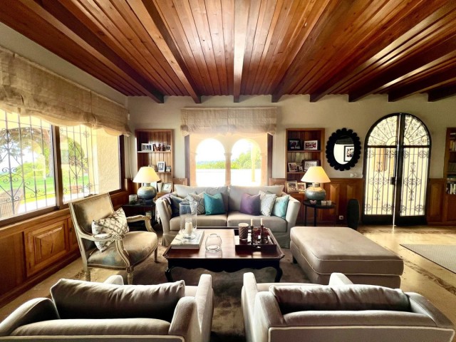 4 Bedrooms Villa in Elviria