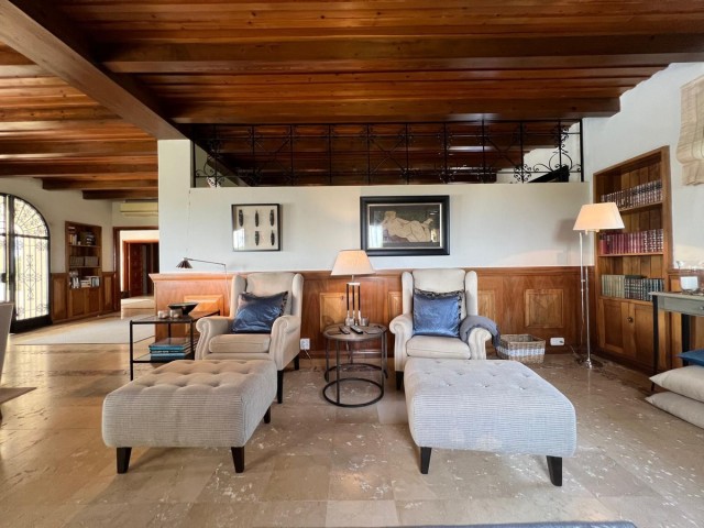 4 Bedrooms Villa in Elviria