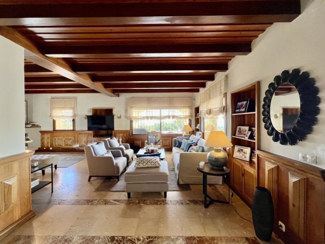 4 Bedrooms Villa in Elviria
