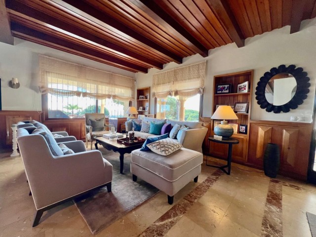 4 Bedrooms Villa in Elviria