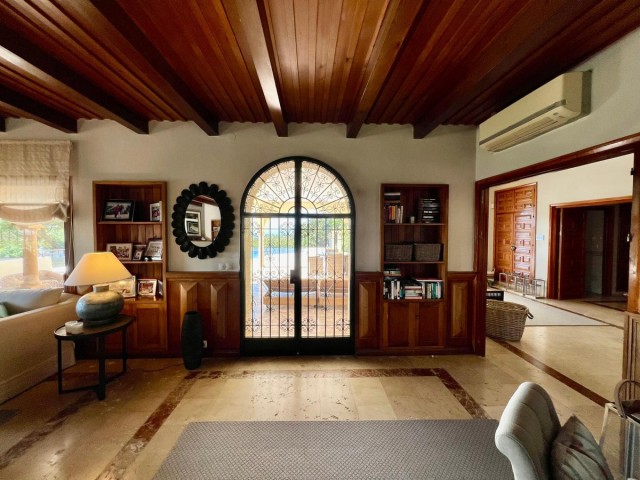 4 Bedrooms Villa in Elviria