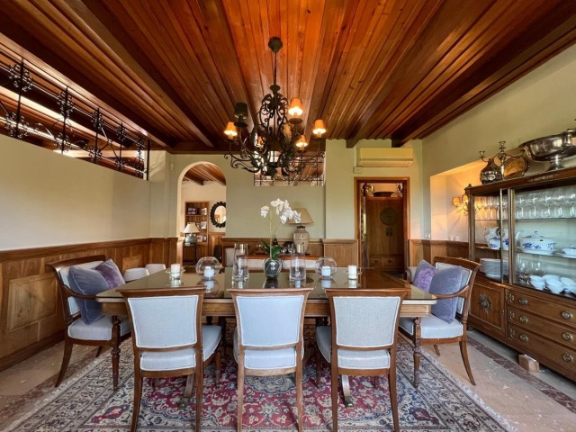 4 Bedrooms Villa in Elviria