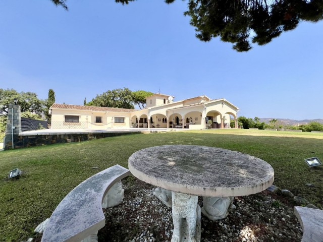 4 Soveroms Villa i Elviria