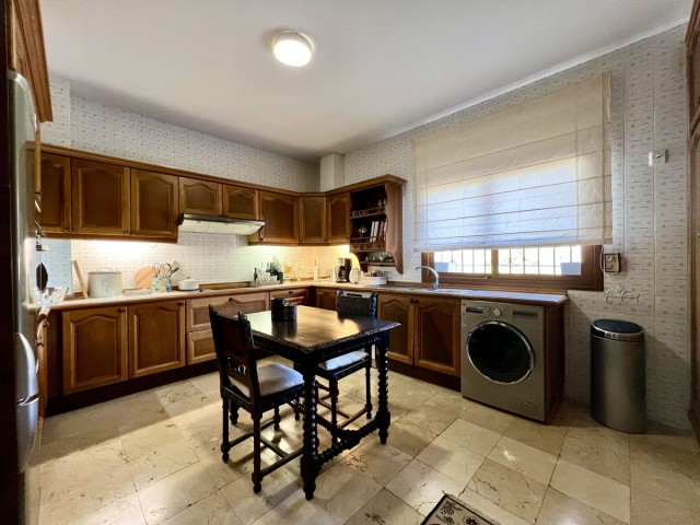 4 Soveroms Villa i Elviria