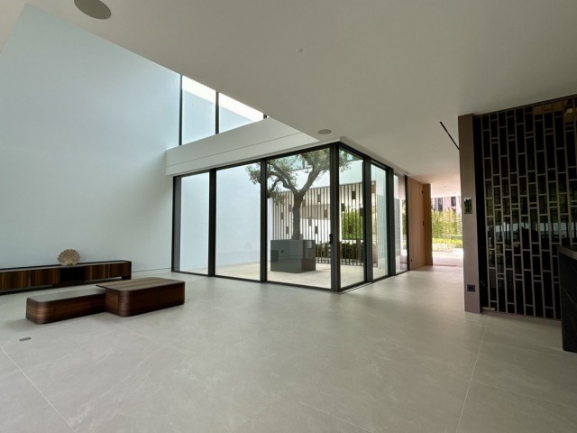 4 Bedrooms Villa in Nueva Andalucía