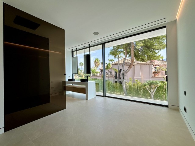 4 Bedrooms Villa in Nueva Andalucía