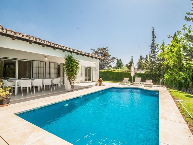 5 Bedrooms Villa in Elviria