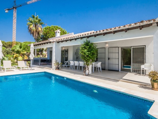 5 Bedrooms Villa in Elviria