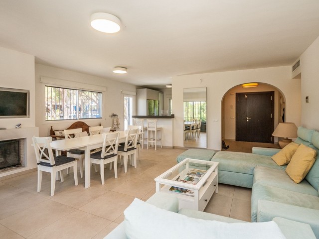 5 Bedrooms Villa in Elviria