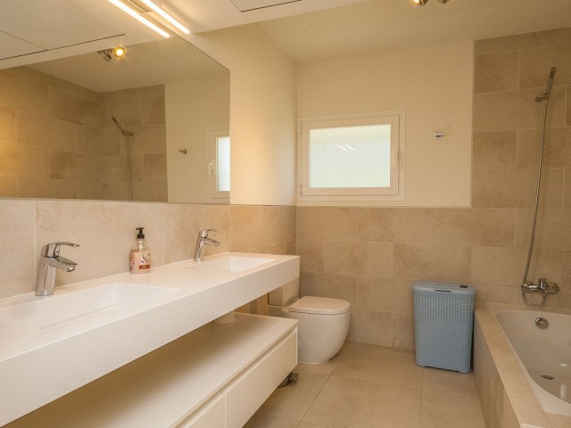 5 Bedrooms Villa in Elviria