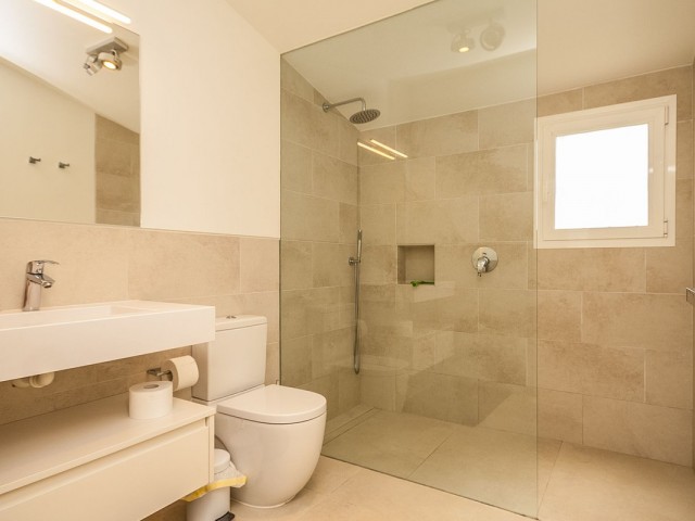 5 Bedrooms Villa in Elviria