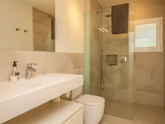 Villa con 5 Dormitorios  en Elviria