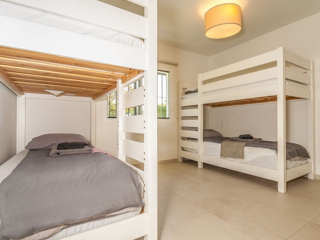 Villa con 5 Dormitorios  en Elviria