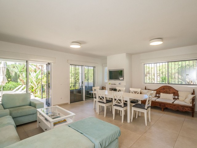 Villa con 5 Dormitorios  en Elviria